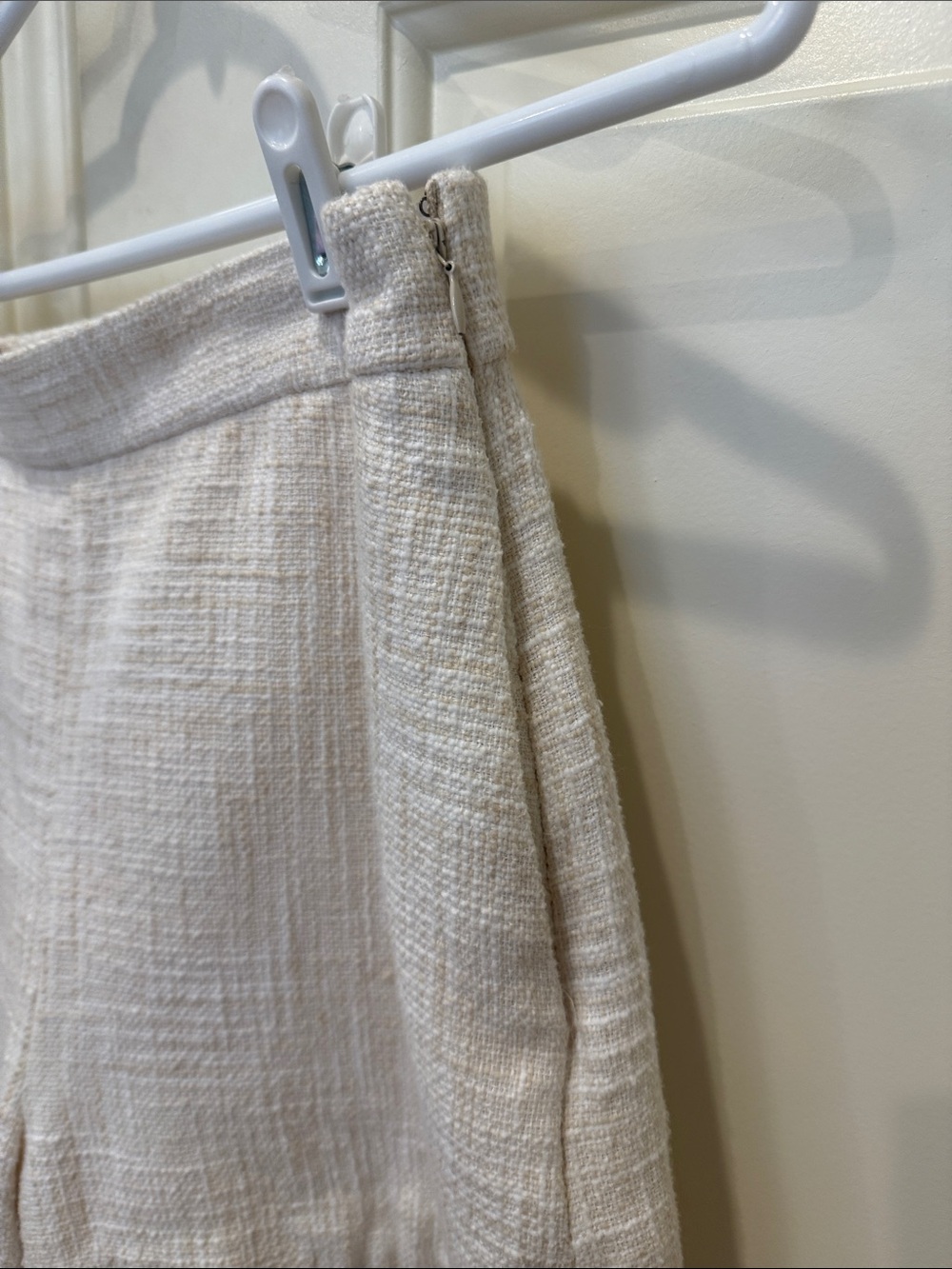 Abercrombie & Fitch Cream Textured High-Waist Shorts - Picture 3 of 4